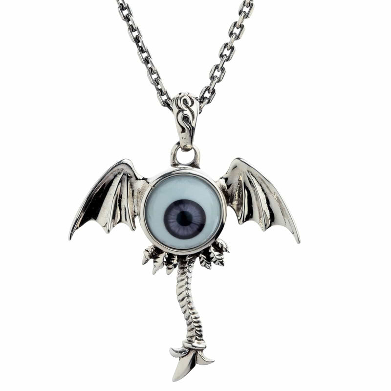 Eine Vorderansicht des gotischen Flügel-Augen-Anhängers, der eine geheimnisvolle dunkelviolette Glasauge und eine Sterling-Silberkette aufweist.