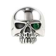Une photo de studio de face de la bague du crâne de l'œil vert, montrant le crâne très poli.