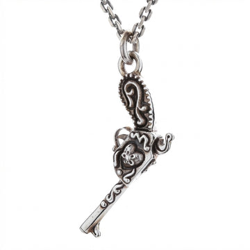 Colgante pistola y corazón en plata esterlina con forma de pistola de chispa antigua y medallón de corazón floral en una cadena