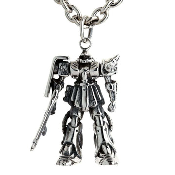 Egy súlyos rolo láncról lebegő, vastag sterling ezüst Gundam Zaku II nyaklánc, amely teljes tervezését mutatja be.