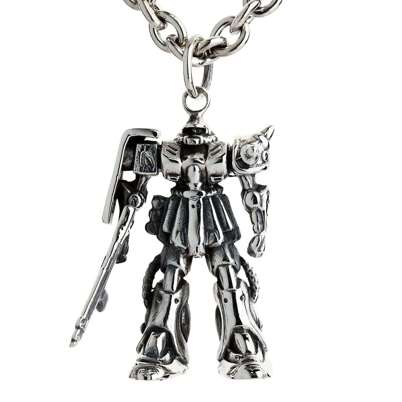 Ein massiver Anhänger aus Sterlingsilber in Form eines Gundam Zaku II, der an einer schweren Rollokette hängt und sein Design voll zur Geltung bringt.