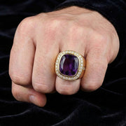 O pumn strâns purtând inelul uriaș din ametist, demonstrând stilul îndrăzneț al motociclistului.