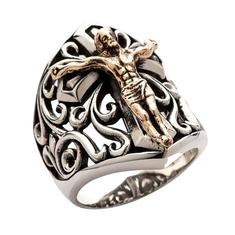 Dettaglio frontale di anello a croce artigianale in argento sterling 925 con figura di Cristo in bronzo in rilievo e lavorazione traforata