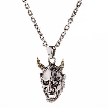 El collar de máscara Hannya completo se muestra en su cadena de plata esterlina de 20 pulgadas.