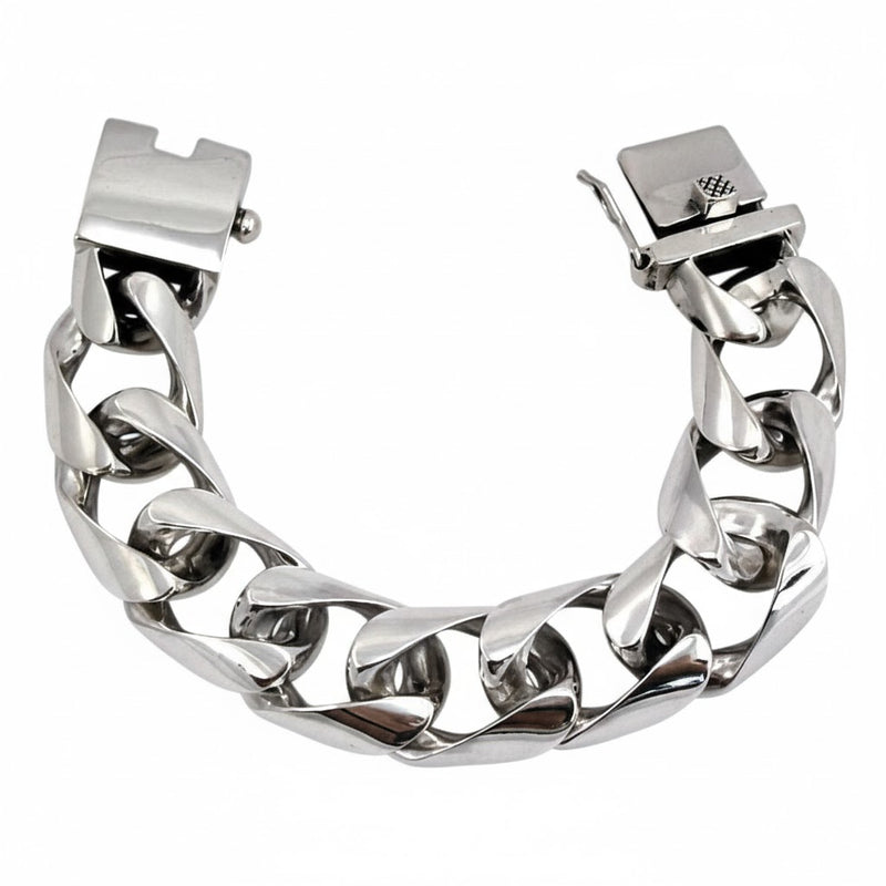 Ein schweres Silberarmband, 190 g, in einer gebogenen Ansicht, die die dicken, 1 Zoll breiten, polierten Glieder zeigt.