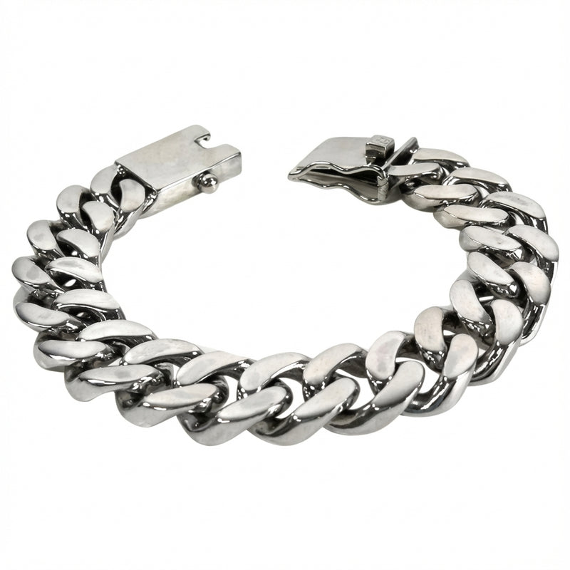 Egy nehéz 18 mm-es kubai lánc karkötő tömör sterling ezüstből, ragyogó magas fényű felülettel.