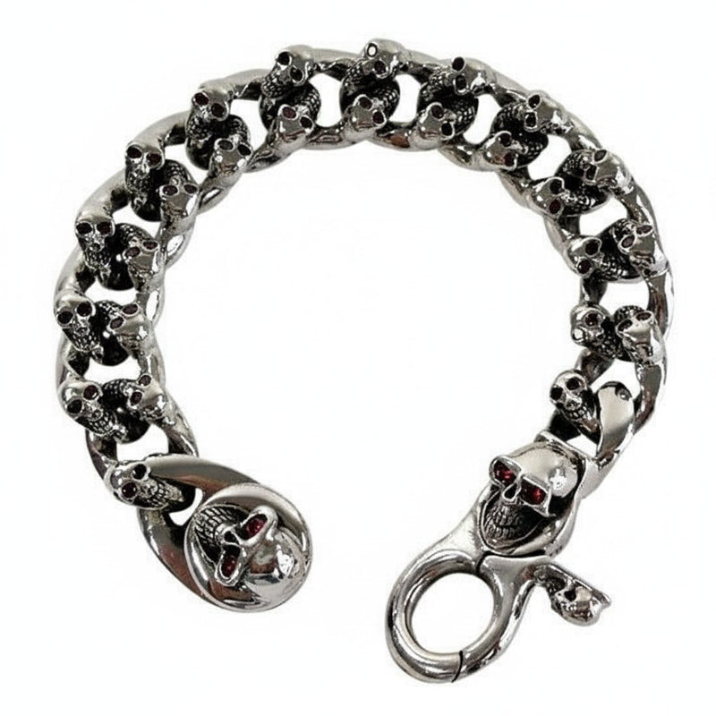 Ein massives, 162 Gramm schweres Granat-Augen-Totenkopf-Armband aus massivem 925er Sterlingsilber.