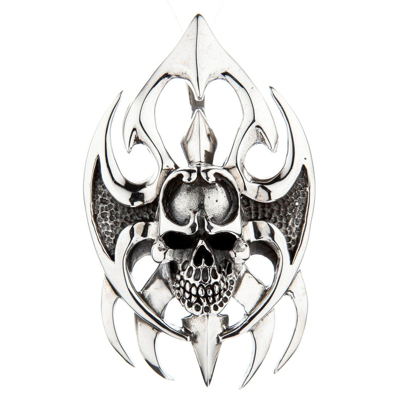 Vista frontal de colgante de calavera de plata esterlina pesada con diseño de hoja gótica.