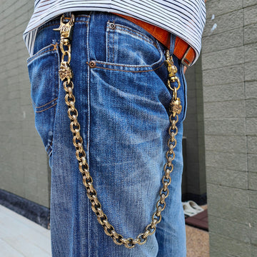 A man wearing the heavy lion head brass wallet chain with blue jeans, showing its 24-inch length.