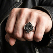 一個緊密的重銀號13 Spade 戒指在一個人的腳下,顯示其勇敢的尺寸。