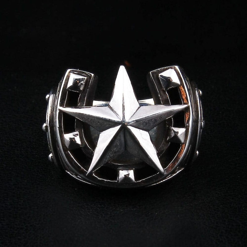 Vista frontale dell'anello a forma di ferro di cavallo in argento sterling 925 con stella a cinque punte sollevata e dettagli dei fori dei chiodi.