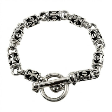Vista circolare del bracciale Croce di Ferro in argento sterling con maglie e chiusura toggle teschio