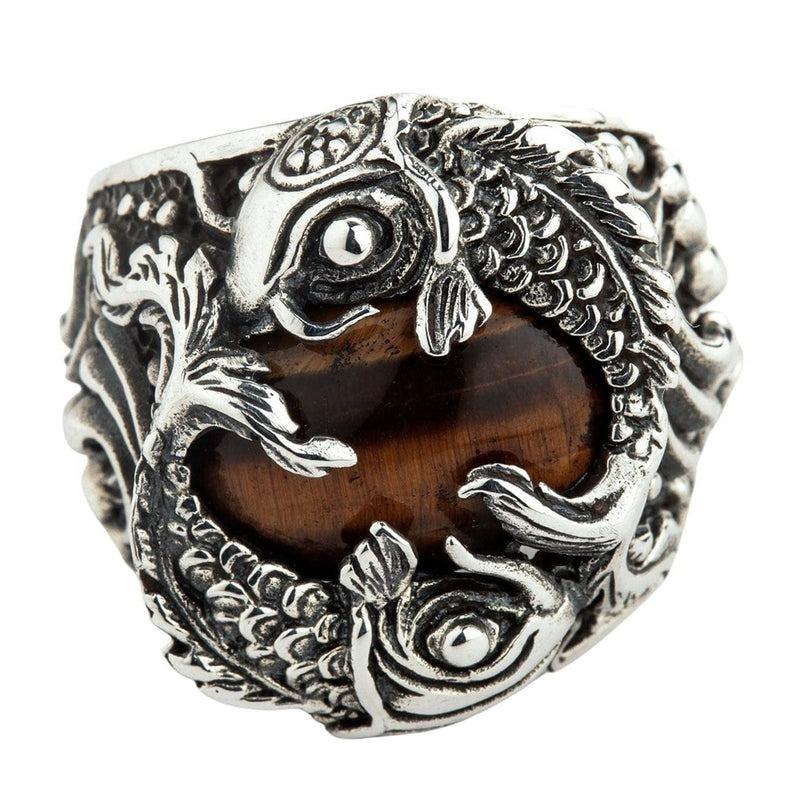 Anello in argento sterling con pesce koi giapponese e pietra occhio di tigre vista frontale che mostra le dettagliate squame del pesce e la pietra preziosa