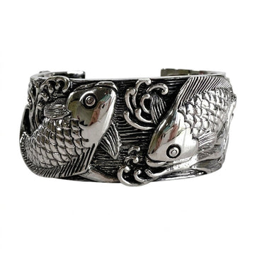 Widok z przodu solidnej bransoletki cuff ze srebra sterling o szerokości 38mm z dwiema rzeźbionymi rybami koi pływającymi wśród wirujących fal.