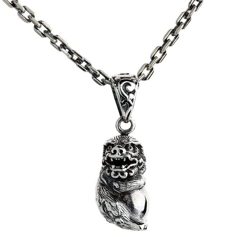 Um pingente Komainu japonês feito à mão em prata esterlina sólida, apresentado numa corrente de prata detalhada.