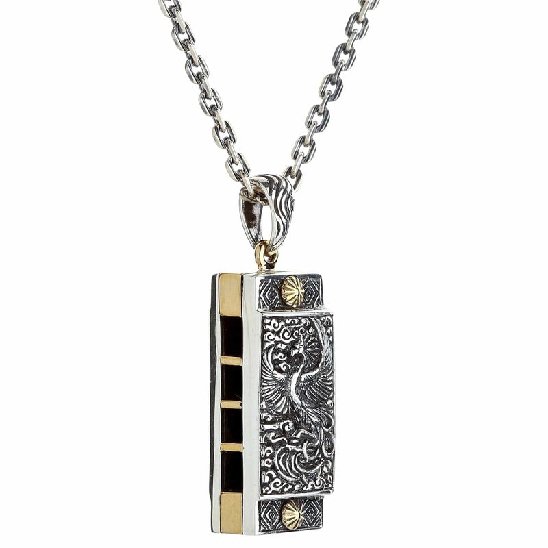Ein Anhänger aus Sterlingsilber und Messing mit japanischem Phönix-Motiv, der eine detaillierte Gravur des Hō-ō (Phönix) zeigt.