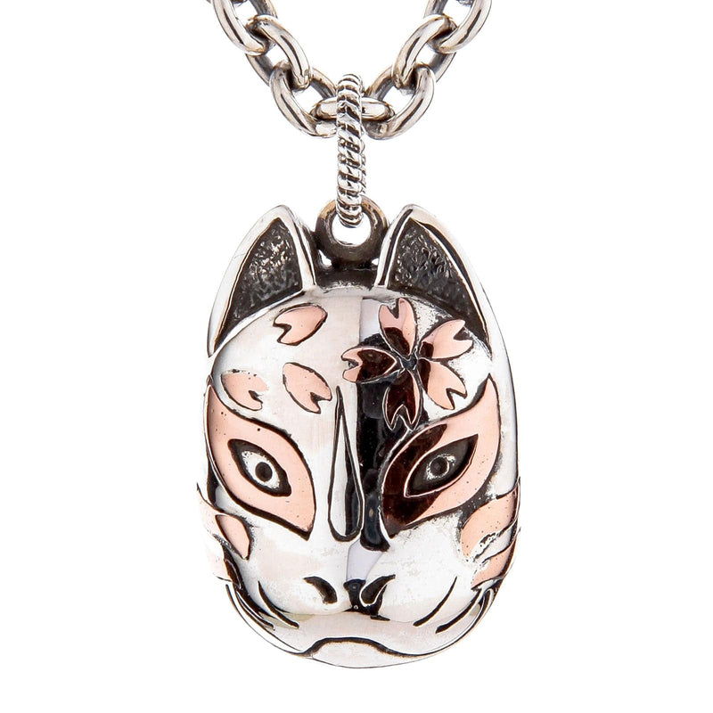 En håndlavet Kitsune rævmaske vedhæng i sterlingsølv, med detaljerede kobber- og messing-sakura accenter.