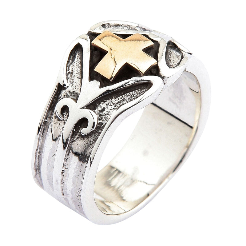 Un anillo de plata esterlina de los Caballeros Templarios con una cruz recubierta de oro de 14K y trabajo de rollo gótico en un fondo blanco.