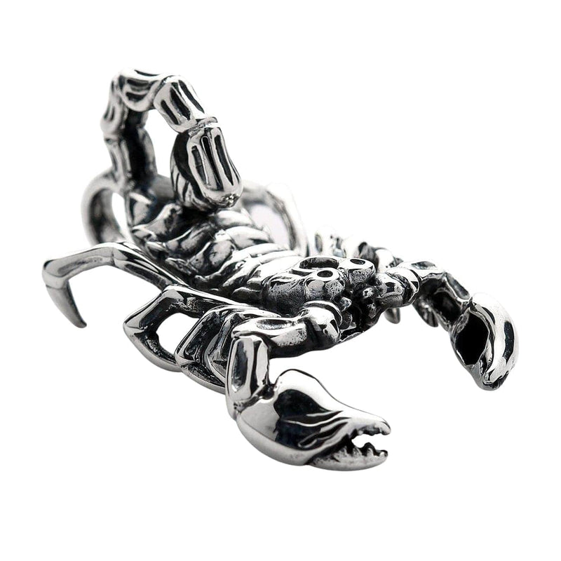 En stor, 3D sterling silver skorpionhängsmynt med en högpolerad yta, visas i dess aggressiva, redo-t-att-slamra ställning.