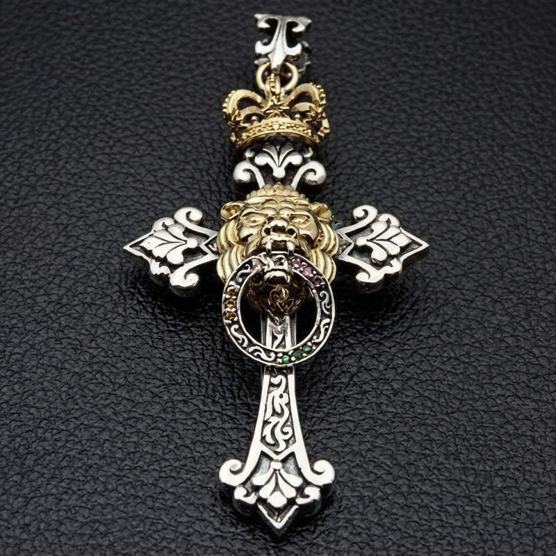 Pendentif croix Lion de Juda en argent sterling avec tête de lion plaquée or et couronne royale vue de face