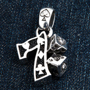 Pendente de prata esterlina com dados Lucky 7, vista frontal mostrando recortes de naipes e acentos de CZ sobre fundo de denim