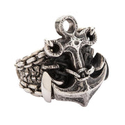 Vista angolata dell'anello da marinaio pesante in argento sterling 925.
