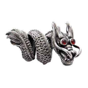 Anello in argento sterling drago orientale da 78 grammi che mostra il corpo interamente arrotolato con dettagliate squame e occhi di gemma rossa.