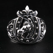 Vista frontal de anillo con cabeza de caballo y herradura de la suerte, fabricado en plata de ley 925 con corona de flor de lis