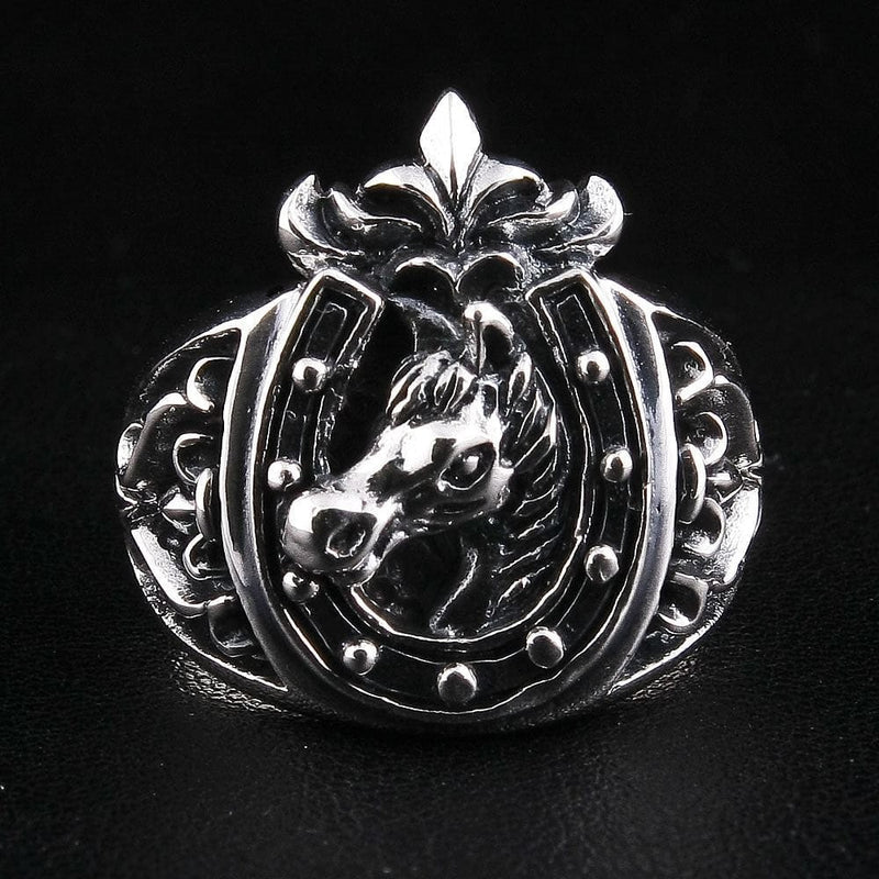Vista frontale di un anello in argento sterling 925 a forma di testa di cavallo con ferro di cavallo portafortuna e corona a giglio.