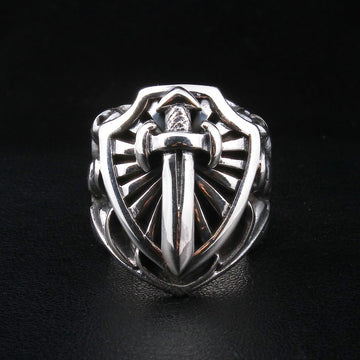 Vista frontal de anillo tipo escudo heráldico en plata maciza con emblema de espada