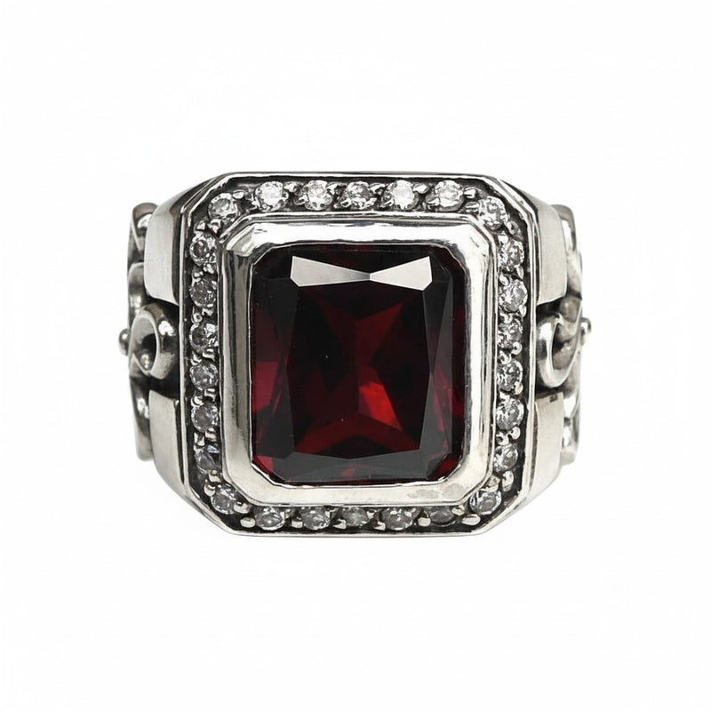 An anillo de cruz gótica sólido de plata esterlina para hombre, que presenta una gran piedra roja de rubí CZ y un halo de acentos claros.