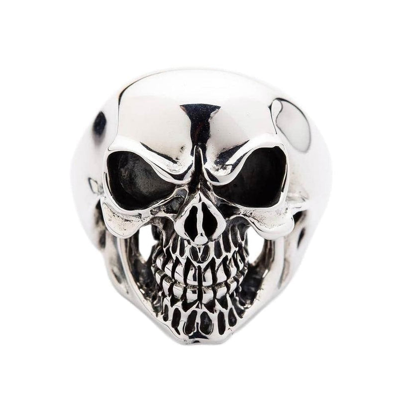 Un anello da motociclista per uomo con un teschio sorridente, realizzato a mano in 27 grammi di argento puro.