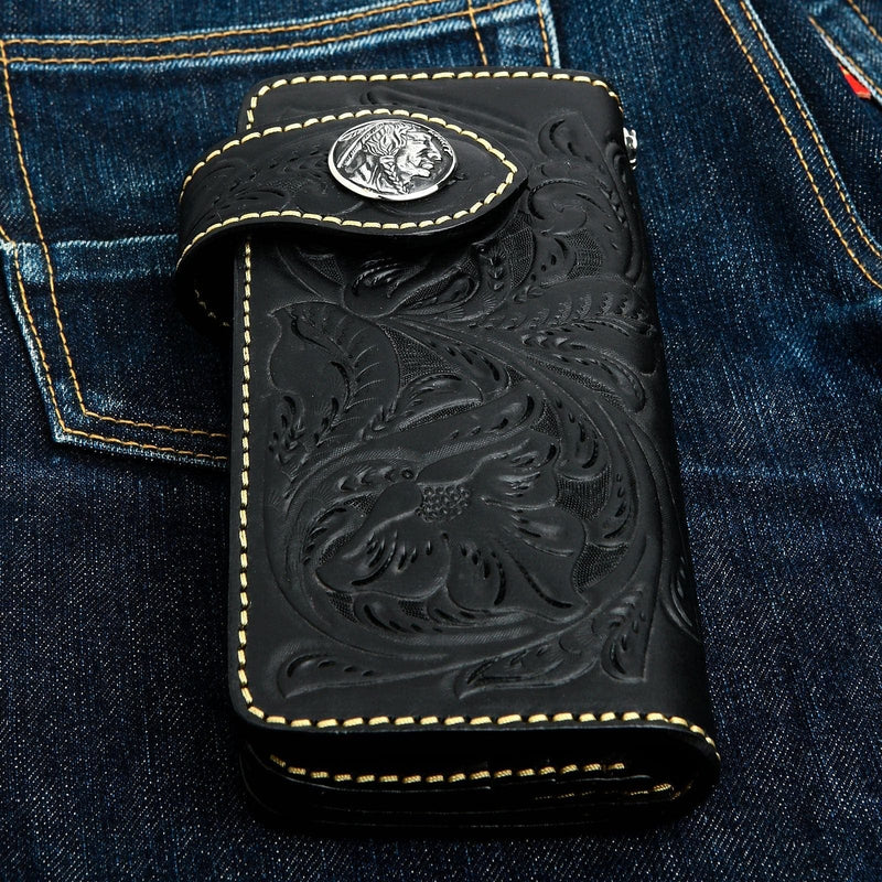 Un monedero de cuero negro para hombre con herramientas, un patrón floral detallado y un concho de Cabeza India.