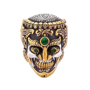 An anillo espiritual Kapala para hombres en estilo motociclista, que presenta una corona de cráneos y un tercer ojo.