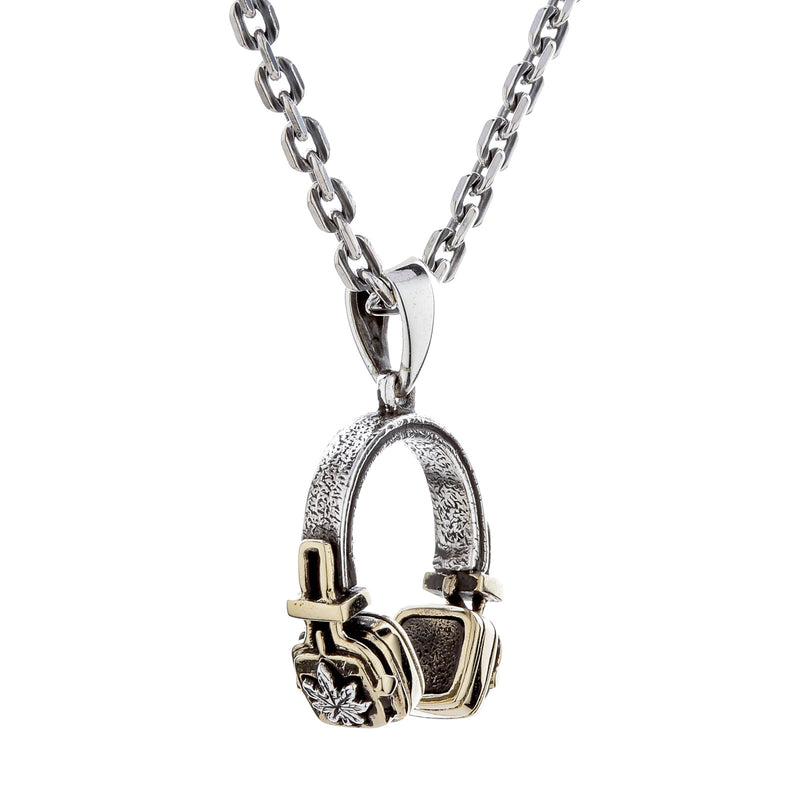Il pendente per cuffie da uomo mostrato su una catena in argento sterling come una collana completa in stile reggae.