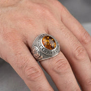 E hand van een man met een eengg en en enot tarototetring.