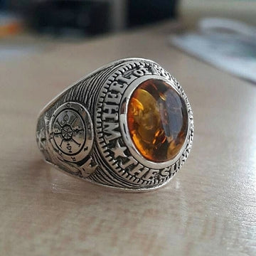 Ein Wheel of Fortune-Tarotring für Herren, handgefertigt aus Sterlingsilber und mit einem echten Bernstein als Mittelstück.