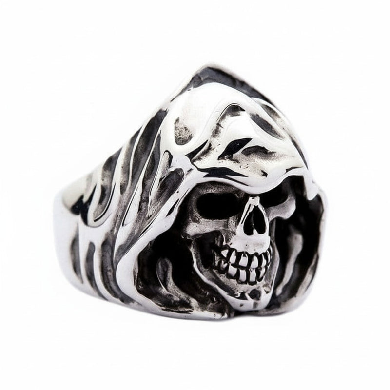 Una vista laterale dell'anello Death Angel per uomo, che mostra le linee fluide del lenzuolo.