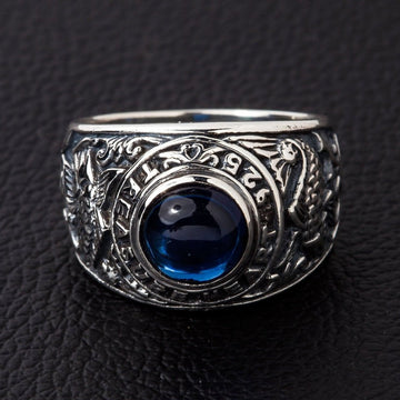 Anello da uomo in argento sterling a forma di pesce Koi con pietra CZ blu zaffiro - vista frontale che mostra dettagliate incisioni giapponesi