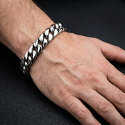 رجل يرتدي عنقوة الساعد بعنقاب سيليكون كبير 14 مم مصنوع من الفضة الخالصة، ويظهر حجمه وتناسبه كقبضة.