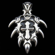 Vue avant d'un pendentif en croix en argent sterling 925 avec des pointes tribales tranchantes