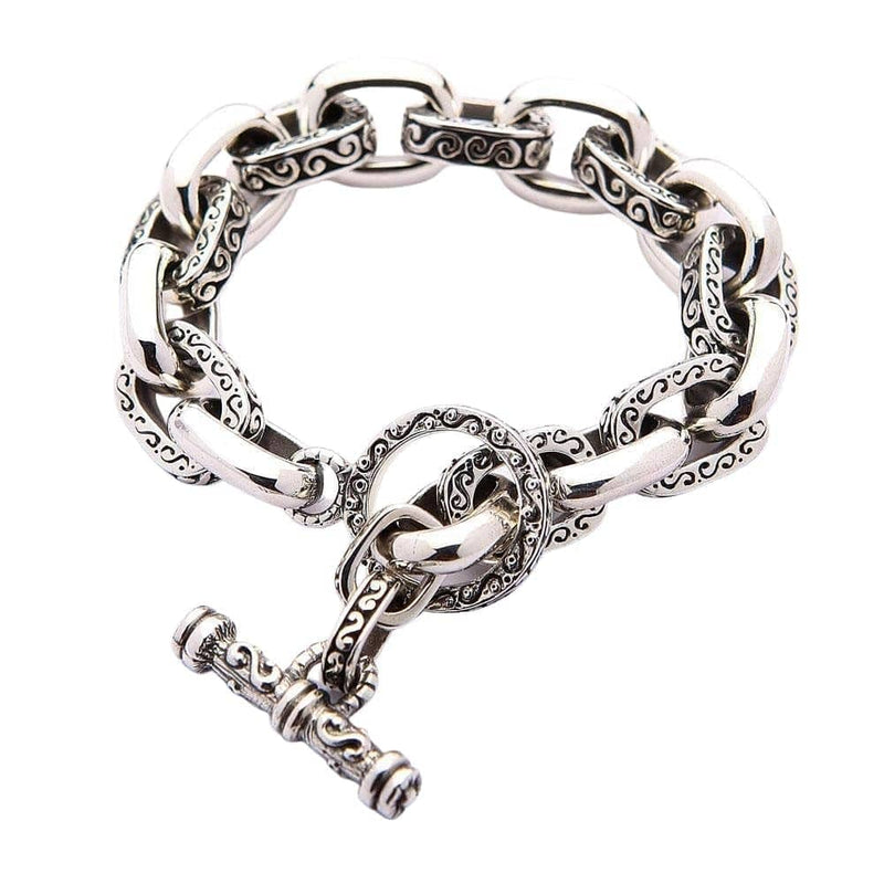 Ein schweres Gothic-Gliederarmband für Herren aus massivem Sterlingsilber mit kunstvollen Gravuren und einem dekorativen Knebelverschluss.