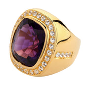 Vista frontal del anillo de oro amethysto grande para hombres, que presenta una piedra púrpura de corte acolchado de 21 quilates.