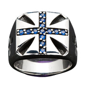 Un elegante anillo de cruz maltesa para hombres, con piedras azules canalizadas en un estilo de anillo de sello de plata sólida 925.