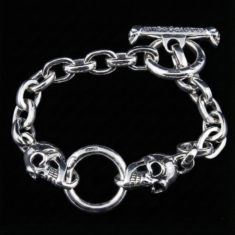 Vue complète du bracelet tête de mort en argent pour homme, montrant les lourds maillons de la chaîne et le fermoir en T.