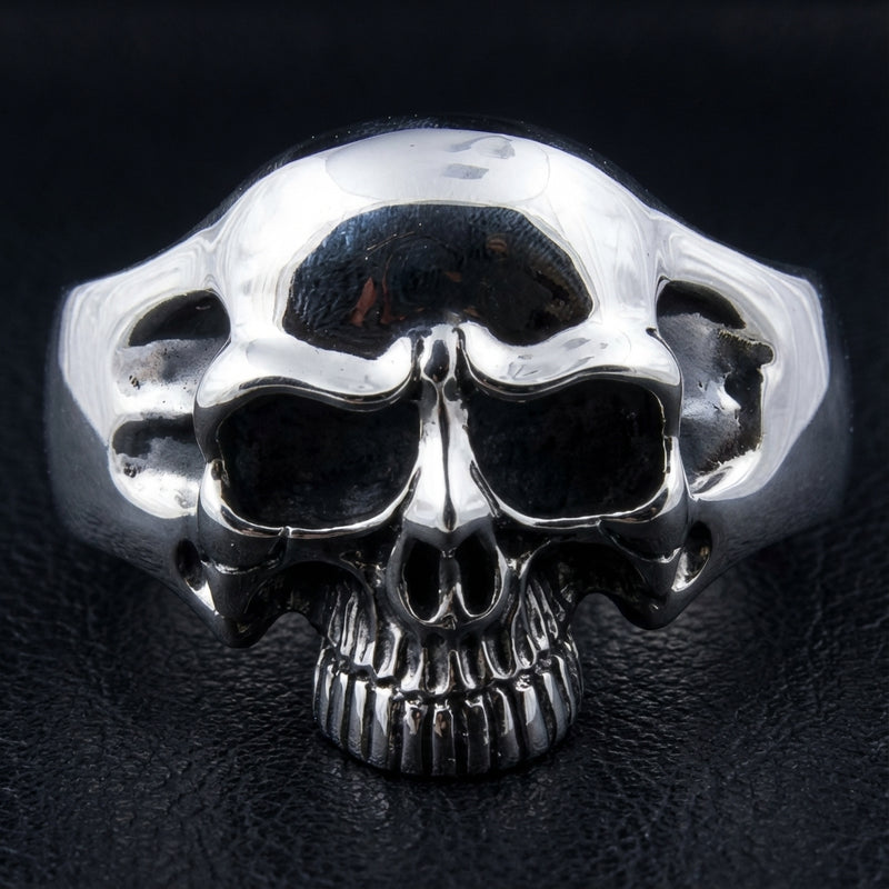 Un bracelet crâne massif pour homme dans un style manchette audacieux, méticuleusement fabriqué à la main à partir de 63 grammes d'argent massif.