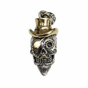 Vorderansicht des Sugar Skull-Anhängers für Herren aus 925er Sterlingsilber mit einem polierten Zylinderhut aus Messing, einer Augenklappe aus Messing und aufwendigen Gravuren.