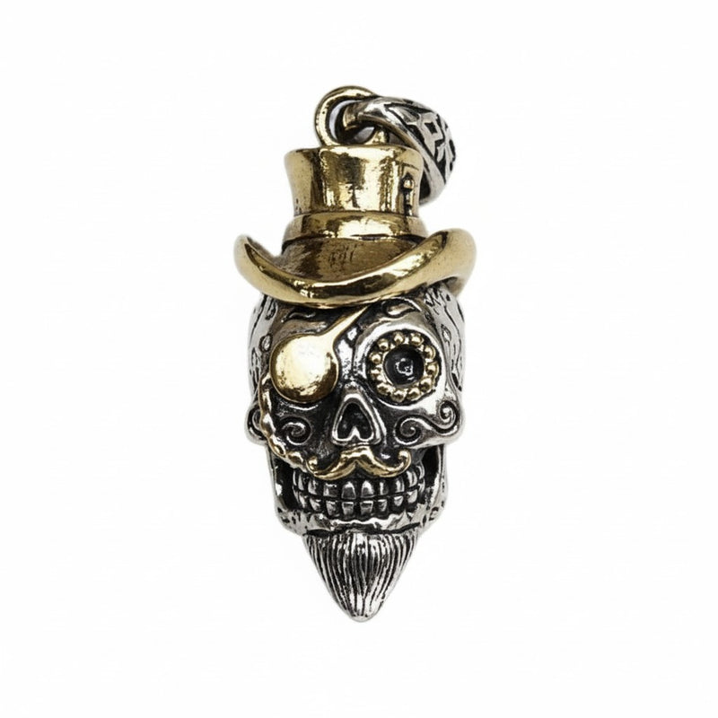 Vista frontal del colgante de calavera de azúcar para hombres en plata esterlina 925, que presenta un sombrero de copa pulido de latón, una parche para los ojos de latón y grabados intrincados.
