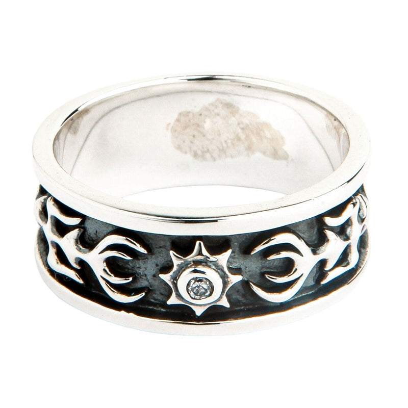 Vista frontale di un anello tribale in argento sterling con centro in zirconia cubica trasparente