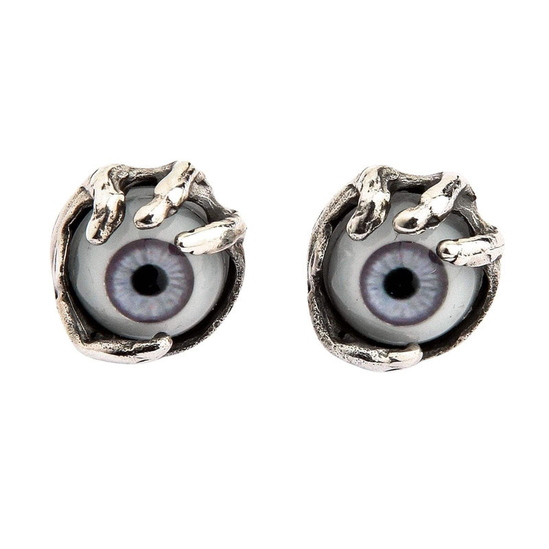 Ein Paar solide Sterlingsilber-Monster-Augen-Ohrstecker, die einen Kreaturenklaue zeigen, die einen realistischen lila Augapfel greift.